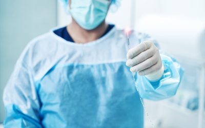 Selective focus of a laser fiber in hand of a surgeon wearing latex gloves